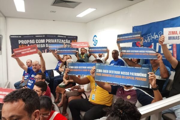 Mobilização trava mais uma vez privatização da Copasa na CCJ